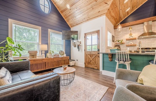 Tate House | Charming Unique Stay surrounded by nature and horses!