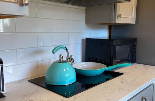 Emporia House | Charming Unique Tiny-bungalow retreat, a quiet oasis