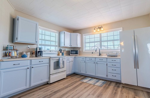 Surfside Beach House | Charming updated Surfside home with firepit - only 2 min walk to the beach!