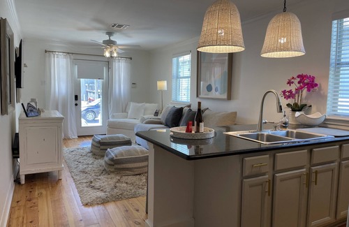 West Riverside House | Charming Uptown shotgun centrally located near to Audubon Park & Magazine Street