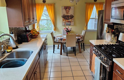 South Wrigley Cottage | Charming Urban Oasis 3-bedroom cottage in Long Beach