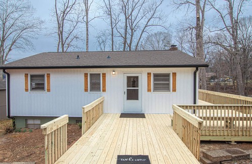 Sherrills Ford Cottage | Charming Lake Front Home - Pet Friendly