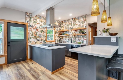 Sellwood-Moreland Apartment | Charming Victorian 2 Bdrm Sellwood Apt Near Dining, Shopping & River Recreation