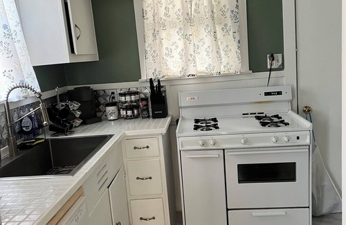 Dunsmuir House | Charming Victorian style, updated 2-bedroom house with AC in charming Dunsmuir