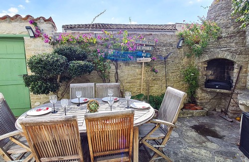 La Couarde-sur-Mer House | Charming villa in the heart of Village with yard