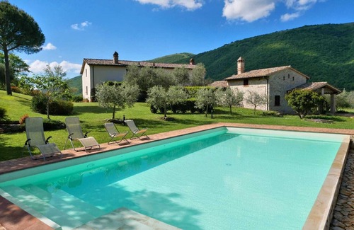 Montelovesco Villa | Charming Villa in the Antognolla Estate