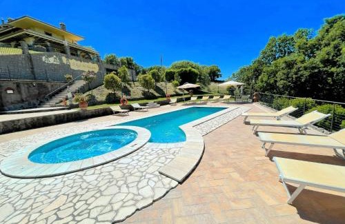 Montefiascone Villa | Charming villa in Umbria - sleeps 16 - lake view - Pool, jacuzzi and events room