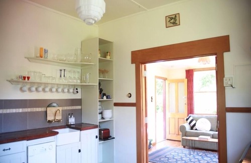 Dunedin House | Charming villa on tree-lined street