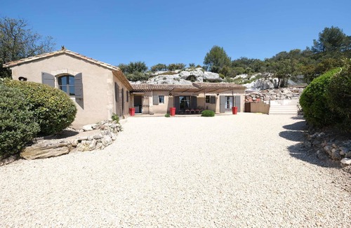 Orgon House | Charming villa with heated pool for 8 people near Eygalieres, in the heart of the Alpilles nature park in Provence