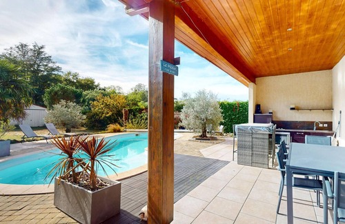 Queyrac House | Charming villa with large outdoor pool in a beautiful location between the ocean and the vineyards.