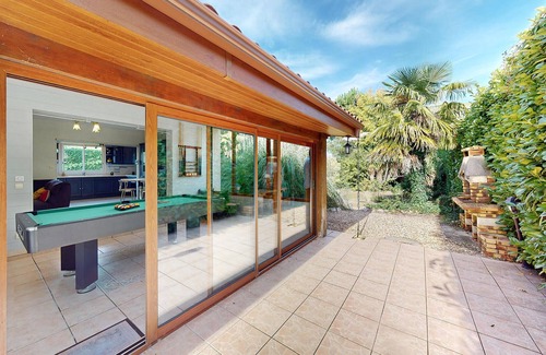 Queyrac House | Charming villa with large outdoor pool in a beautiful location between the ocean and the vineyards.