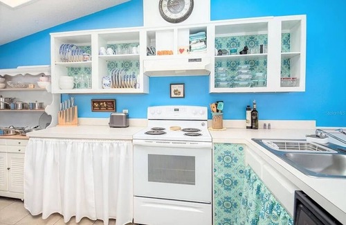 Tarpon Springs Villa | Charming Vintage Haven- Sponge Docks and Beaches Nearby!