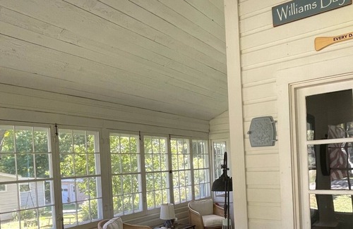 Williams Bay Cottage | Charming Vintage Cottage - 5 minute walk to lake, beach, and town!
