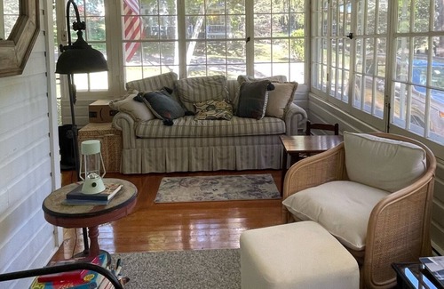 Williams Bay Cottage | Charming Vintage Cottage - 5 minute walk to lake, beach, and town!