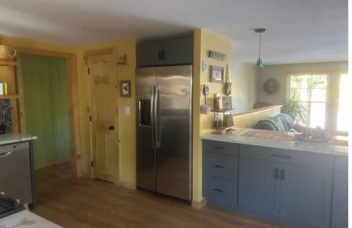 Livermore House | Charming waterfront 3-bedroom house on spring-fed Brettuns Pond