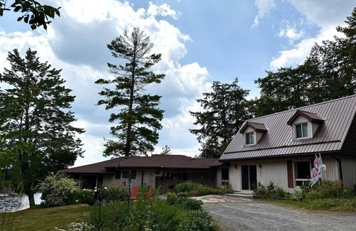 Havelock-Belmont-Methuen Cottage | Charming waterfront retreat nestled on the serene shores of Oak Lake.