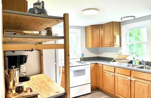 Foscoe House | Charming, wooded 2-bedroom guest house in Gated Community near Watauga River