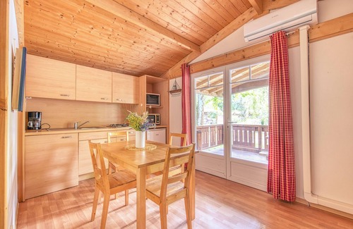 Ares Ski Chalet | Charming Wooden Chalet 900m from the Beach with Shared Pool and Air Conditioning