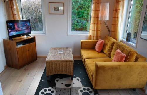 Anjum House | Charming wooden cottage Madelief 4p close to Lake Lauwersmeer