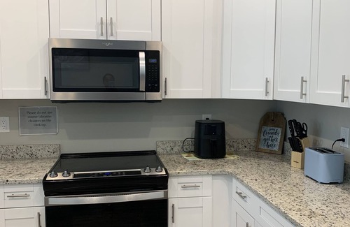 Lakeland House | Charming XL 4-bedroom and 3 bathroom townhome in North Lakeland