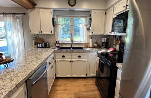 St. Clair House | Charming3bdrm cottage near town saint Clair river 194 close to the airport