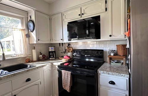 St. Clair House | Charming3bdrm cottage near town saint Clair river 194 close to the airport