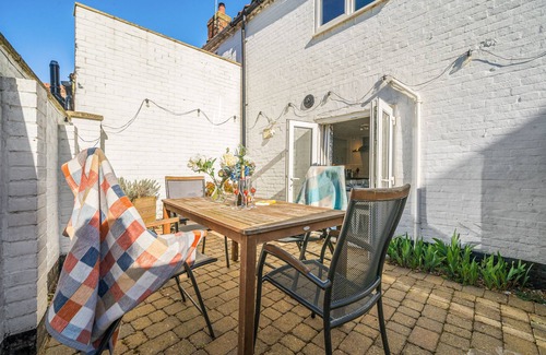 Docking Cottage | Chase Cottage - sleeps 8 guests in 4 bedrooms