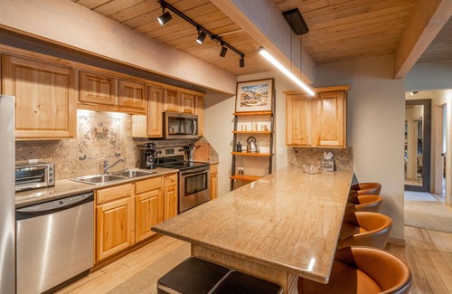 Downtown Condo | Chateau Chaumont Core Condo