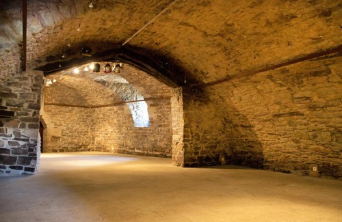 Marnhagues-et-Latour Apartment | Chateau de Latour sur Sorgue