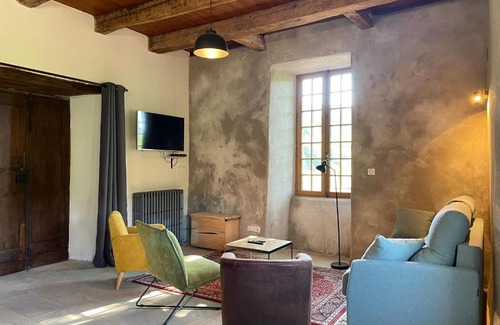 Marnhagues-et-Latour Apartment | Chateau de Latour sur Sorgue