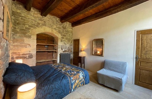 Marnhagues-et-Latour Apartment | Chateau de Latour sur Sorgue