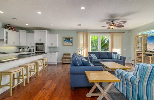 Siesta Key House | "CHATEAU du SOLEIL" * SINGLE Family Home * 1-1/2 Blocks to Beach