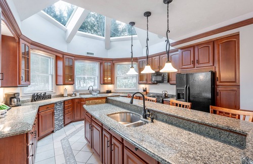 Bartlett House | Chateau Grand Master Suite – Private Summer Pool, Cozy Fireplace, Patio with Gas Grill & Stunning Vi