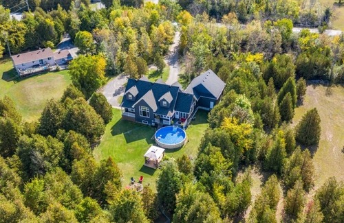 Beckwith House | Chateau Jan - Walkout Apartment on 2.65 Acres (Child Friendly)
