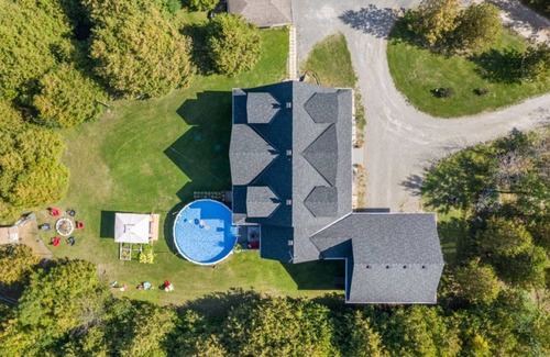 Beckwith House | Chateau Jan - Walkout Apartment on 2.65 Acres (Child Friendly)