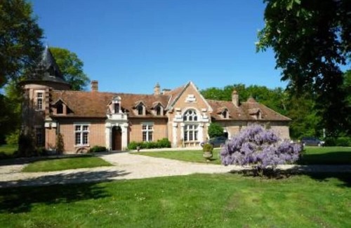 Millancay House | Chateau solognot XV eme siècle tout confort avec piscine et tennis.