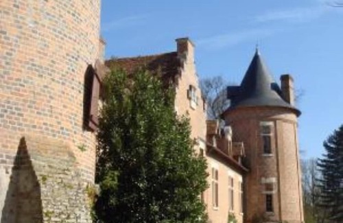Millancay House | Chateau solognot XV eme siècle tout confort avec piscine et tennis.
