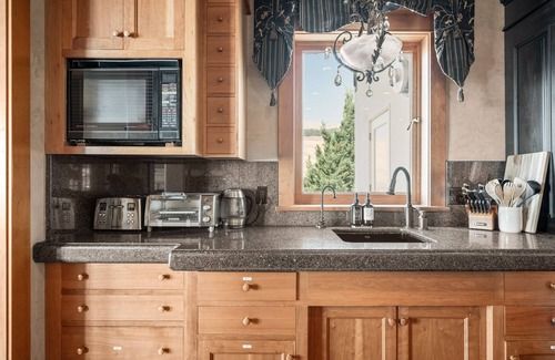 Sunnyslope House | Chateau Wisteria - Luxury Villa with Theater, Garden & Panoramic Views