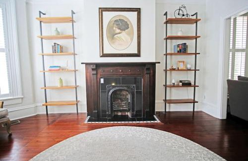Historic Downtown Savannah House | Chatham House - Historic 3 BR on Chatham Square