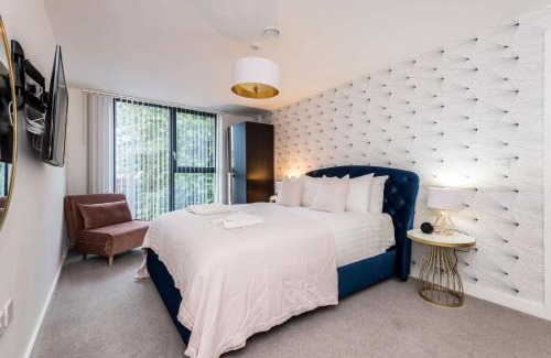 Chinatown Apartment | Chavasse Cove Sleeping 6 Guests With Parking