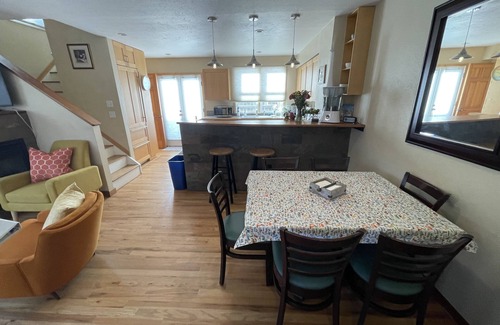 Downtown Condo | Cheerful 2 Bdrm/1.5 Bath Pearl St. Condo