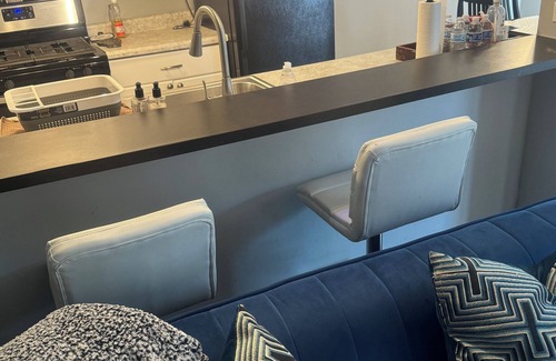 Hoffman Estates House | Cheerful 2 bedroom townhouse with free parking.