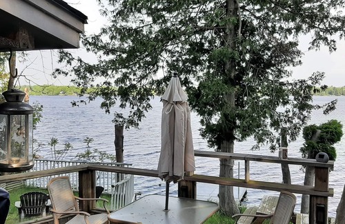 Stone Mills Cottage | Cheerful 2 bedroom (plus bunkie) cottage right on Beaver Lake