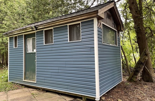 Stone Mills Cottage | Cheerful 2 bedroom (plus bunkie) cottage right on Beaver Lake