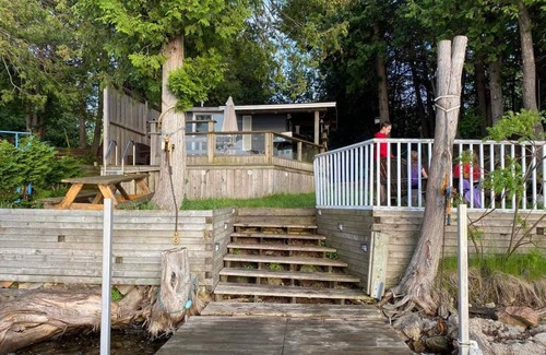 Stone Mills Cottage | Cheerful 2 bedroom (plus bunkie) cottage right on Beaver Lake