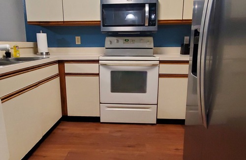 Arlington House | Cheerful 2-Bedroom Townhome with Private Back Yard