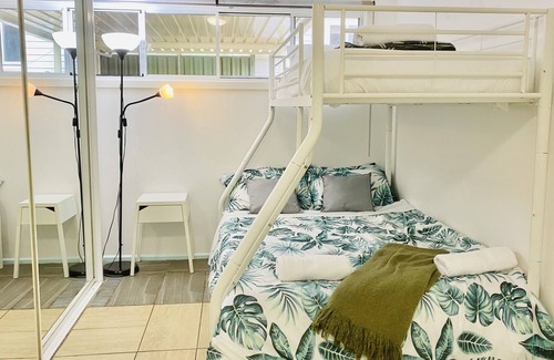 Umina Beach Cottage | Cheerful 2b cottage stroll to beach *dog* friendly