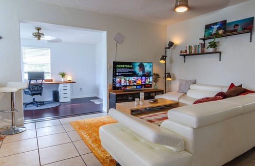 Orlando House | Cheerful 3.5 bedroom house with firepit near UCF
