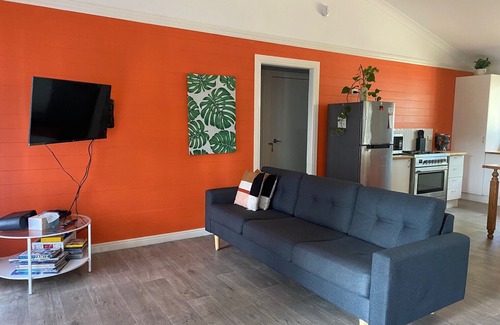 Brisbane Waterfront House | Cheerful 3 bedroom home in bush setting