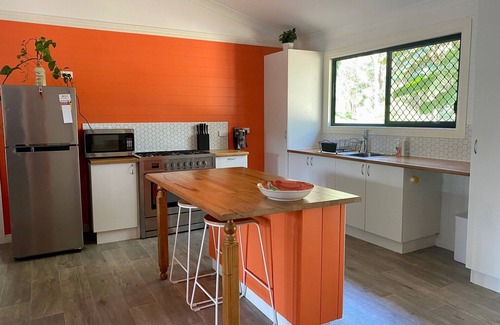Brisbane Waterfront House | Cheerful 3 bedroom home in bush setting
